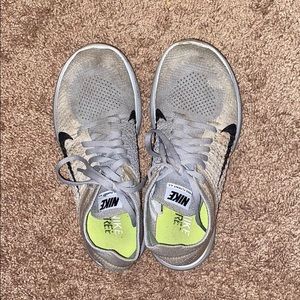 nike free run tennis shoes